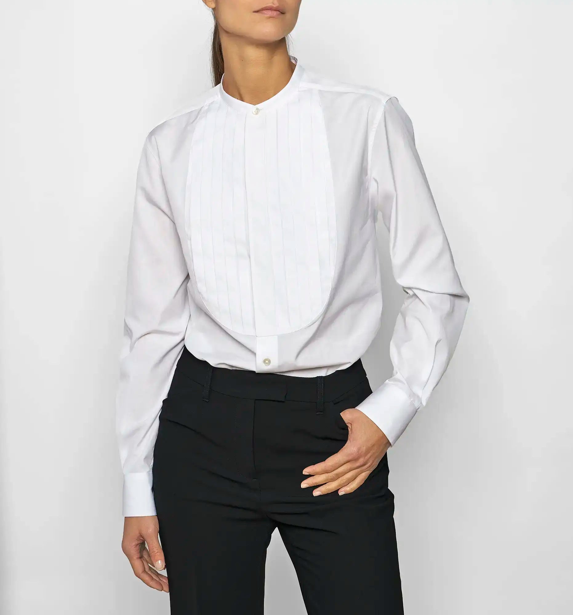 Sébline – Women's white poplin pleated bunny shirt, front on-model view