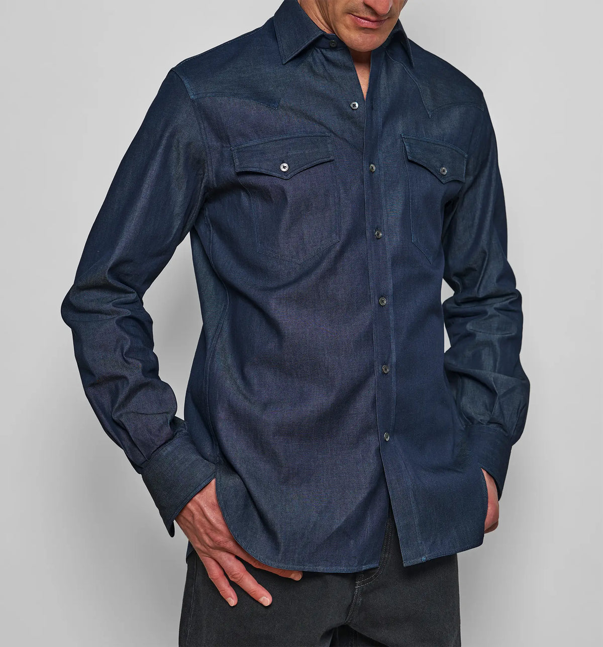 Chemise Cowboy – Model wearing the denim twill shirt, front view