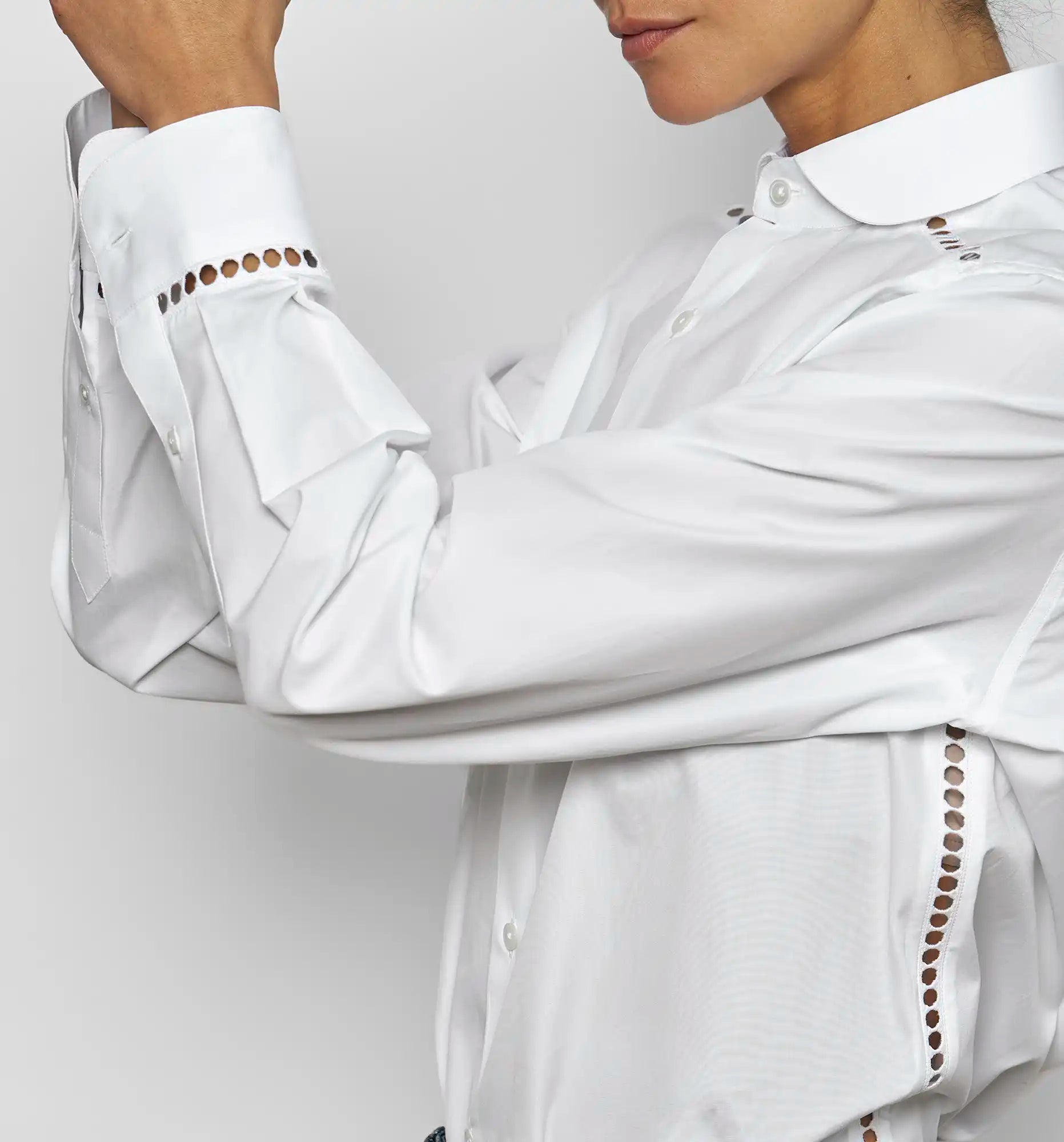 Sébline – Women's white cotton poplin chemise de garçon, detail on-model view