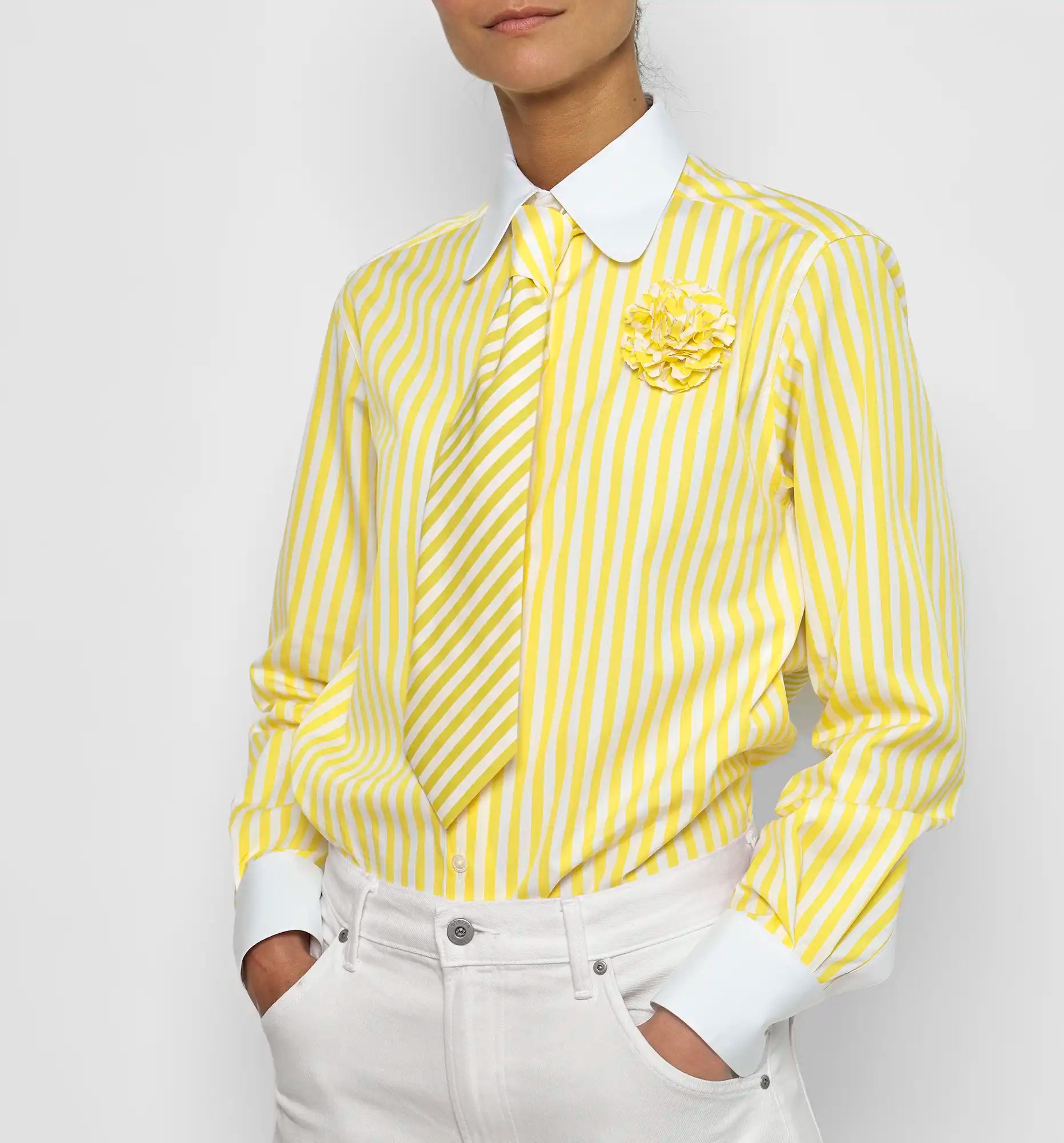 Dandy shirt in yellow stripes with tie and brooch — front on-model view
