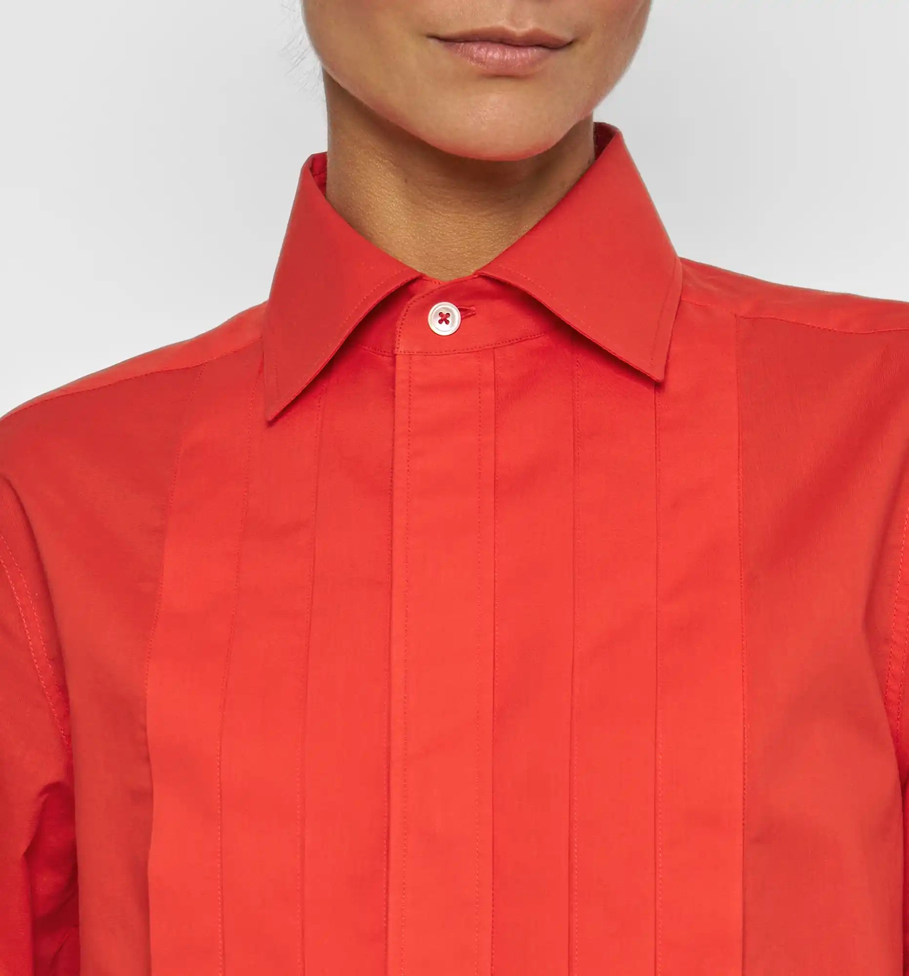 Pleated smoking shirt in poppy red — collar detail