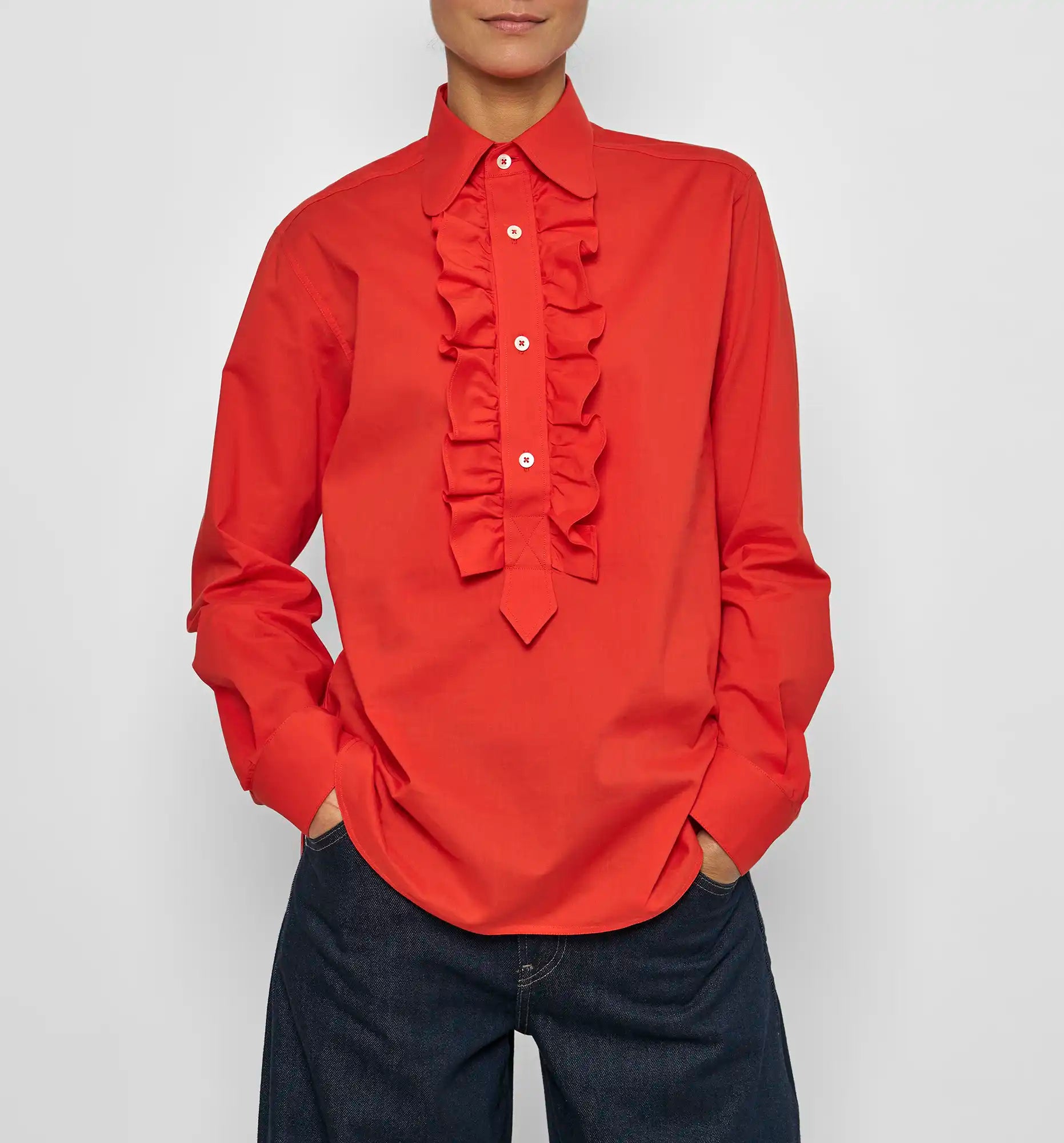 Sébline – Red poplin Ruffle Polo Shirt with ruffled collar, on-model view