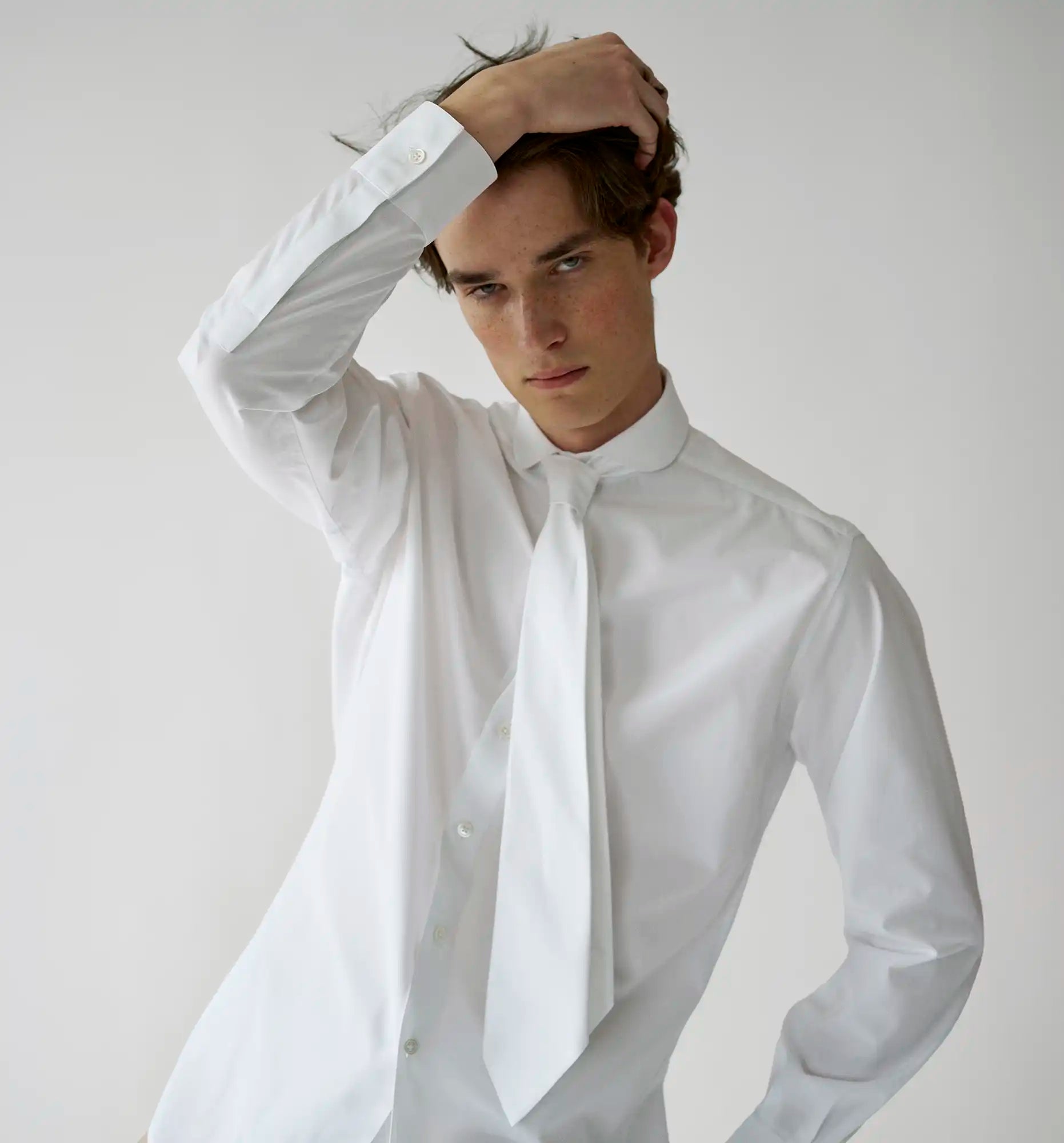 Sébline – Men's white poplin boy's shirt with tie, on-model view