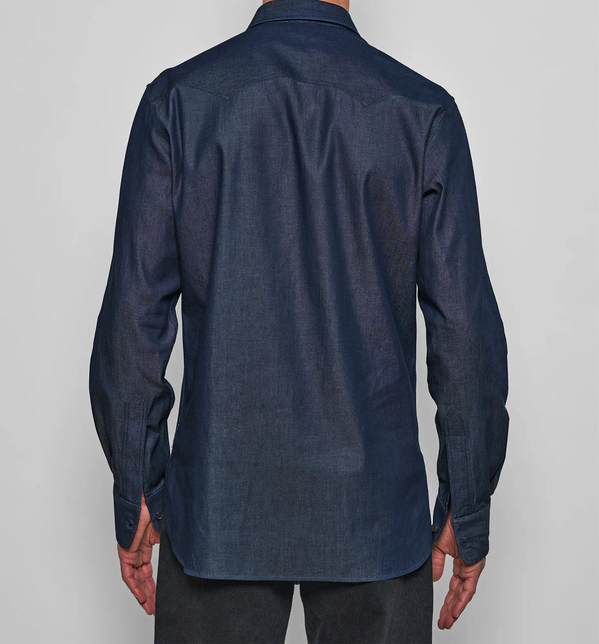 Chemise Cowboy – Model wearing the denim twill shirt, back view