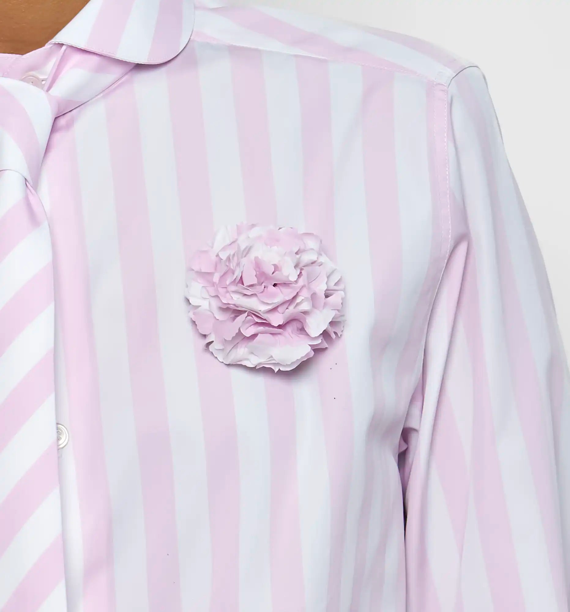 Sébline – Flower-shaped brooch in pale pink striped poplin on on-model view, close-up