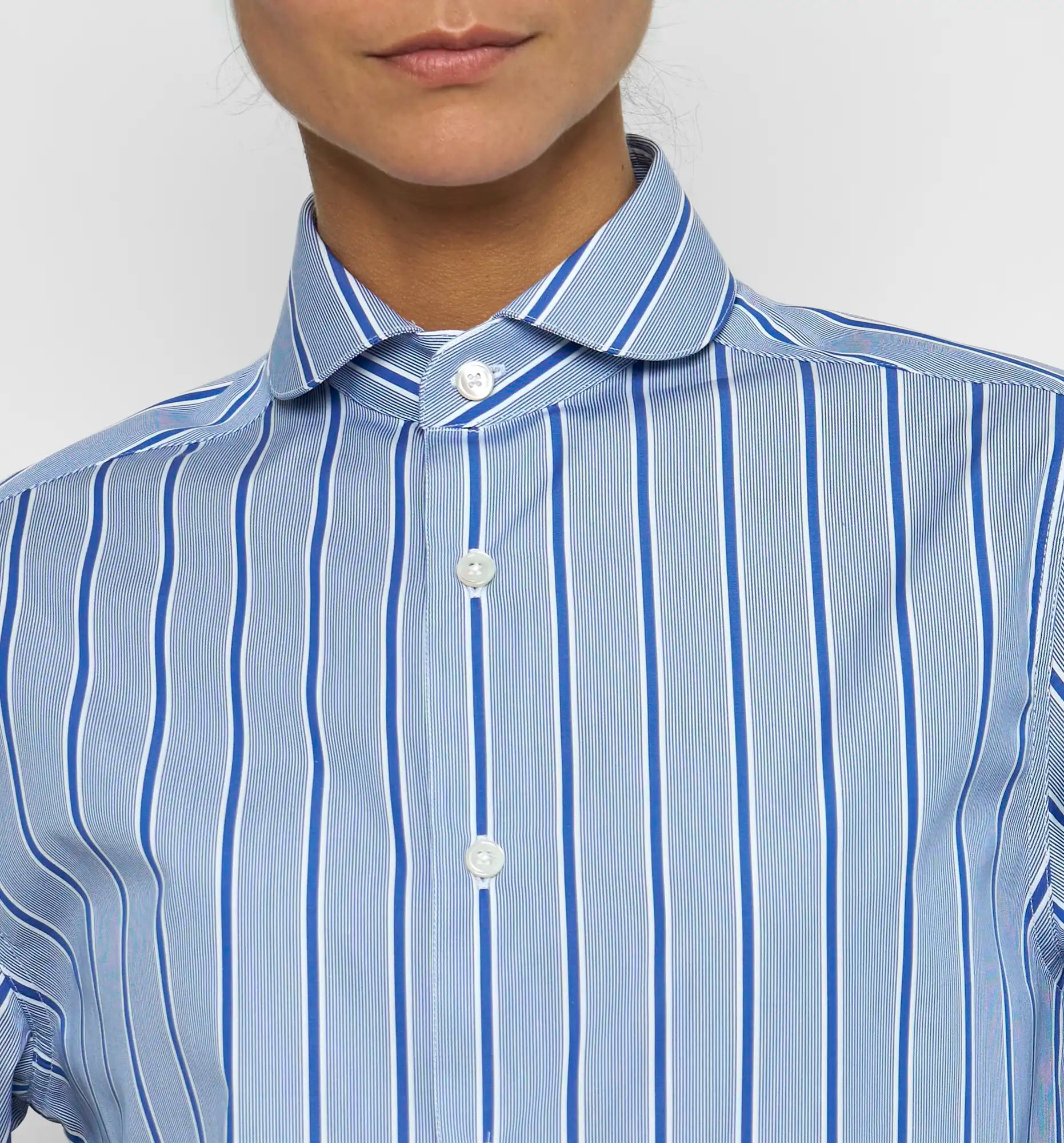 Sébline – Women's blue striped poplin boy's shirt, collar detail on-model view