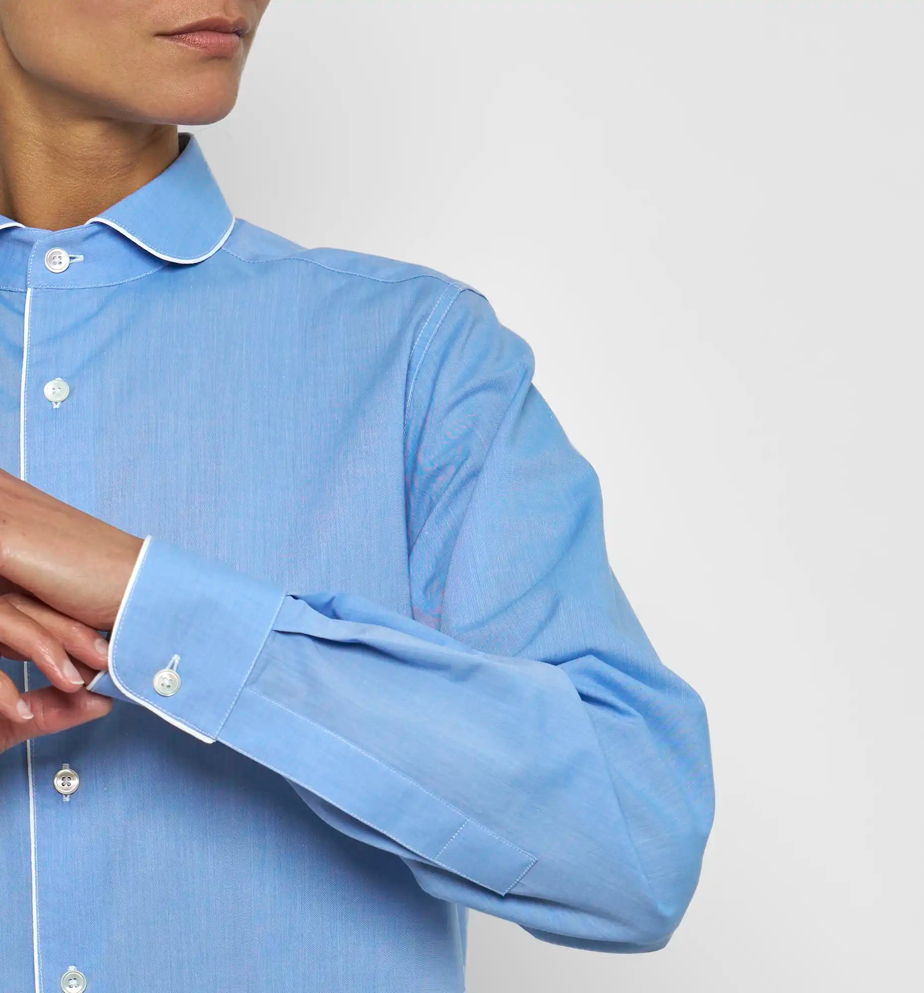 Chemise de garçon in light blue chambray — sleeve detail