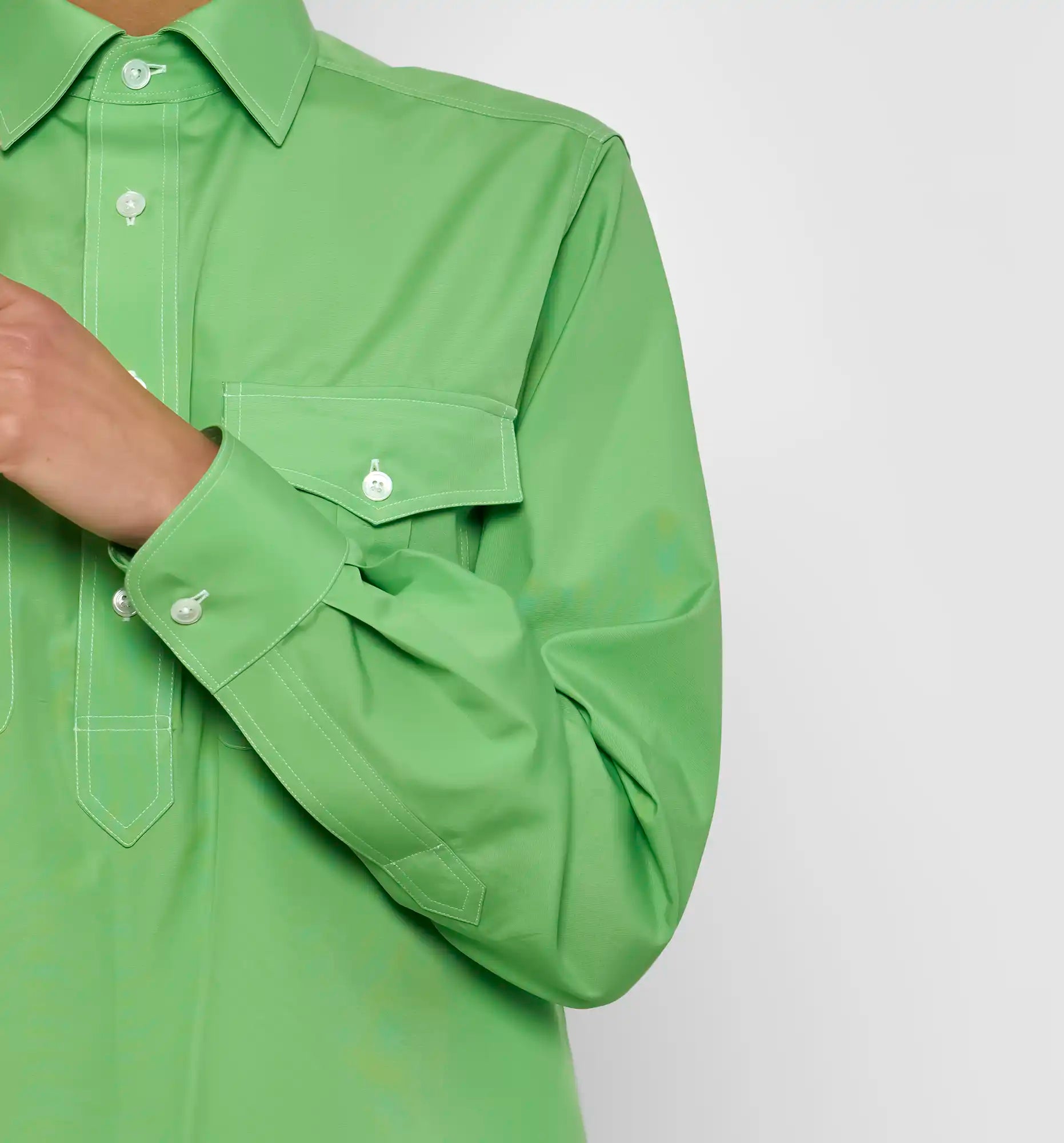 Safari polo shirt in green — sleeve detail