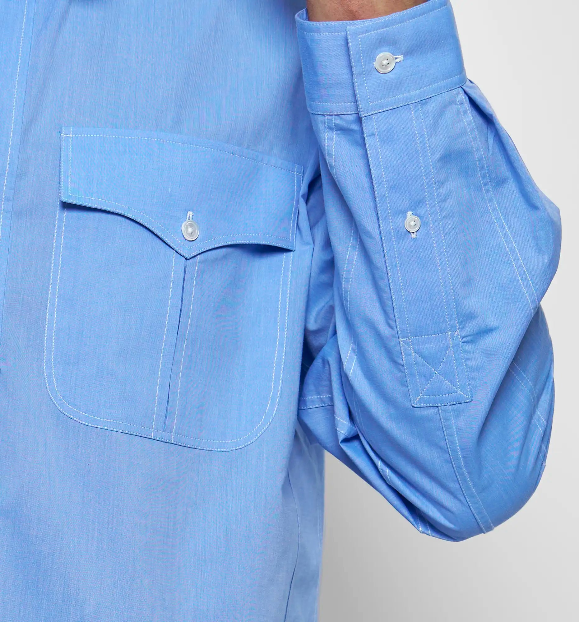 Combat Polo shirt in blue voile, close-up on pocket and sleeve — Sébline SS26