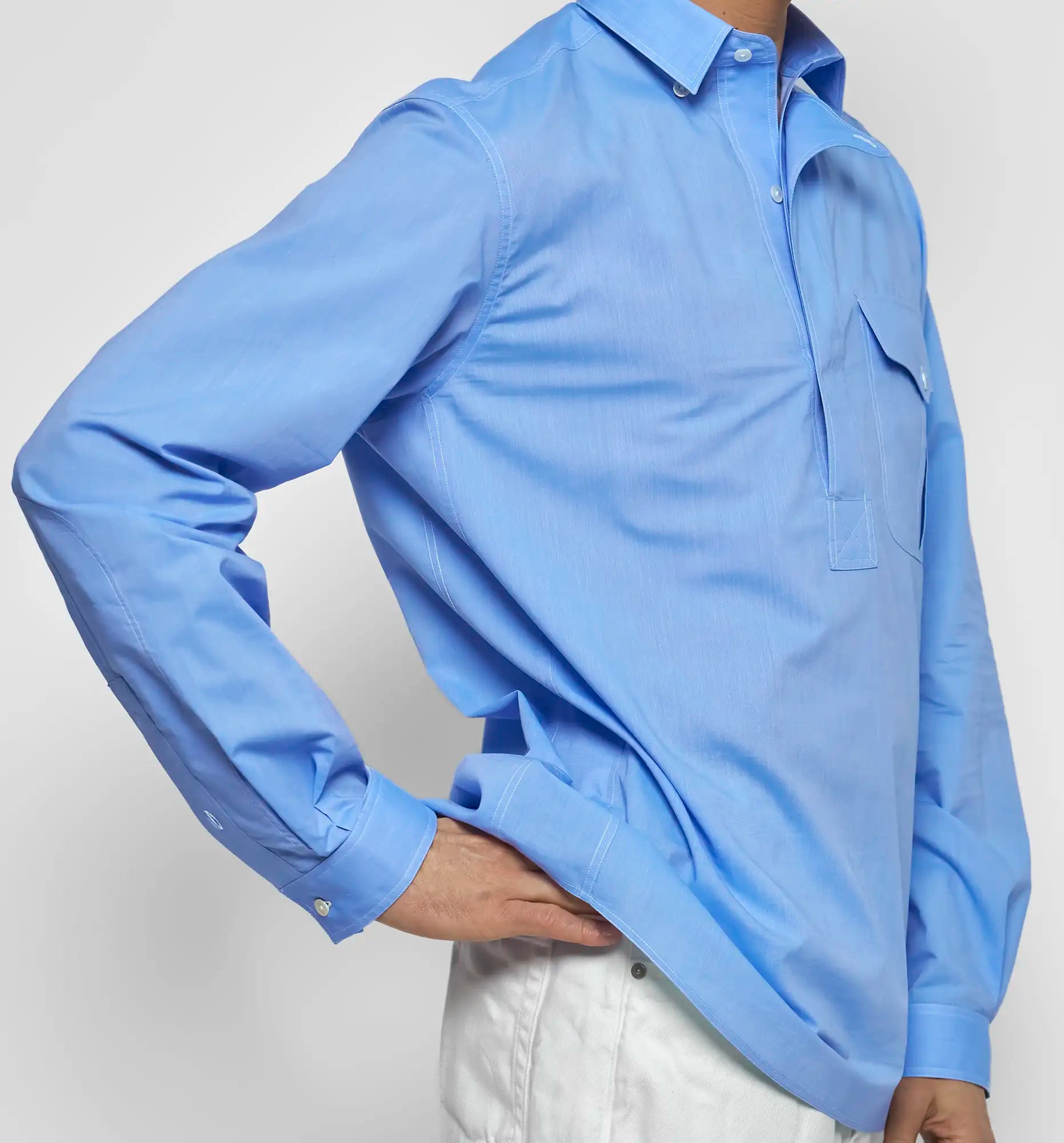 Combat Polo shirt in blue voile, side view — Sébline SS26