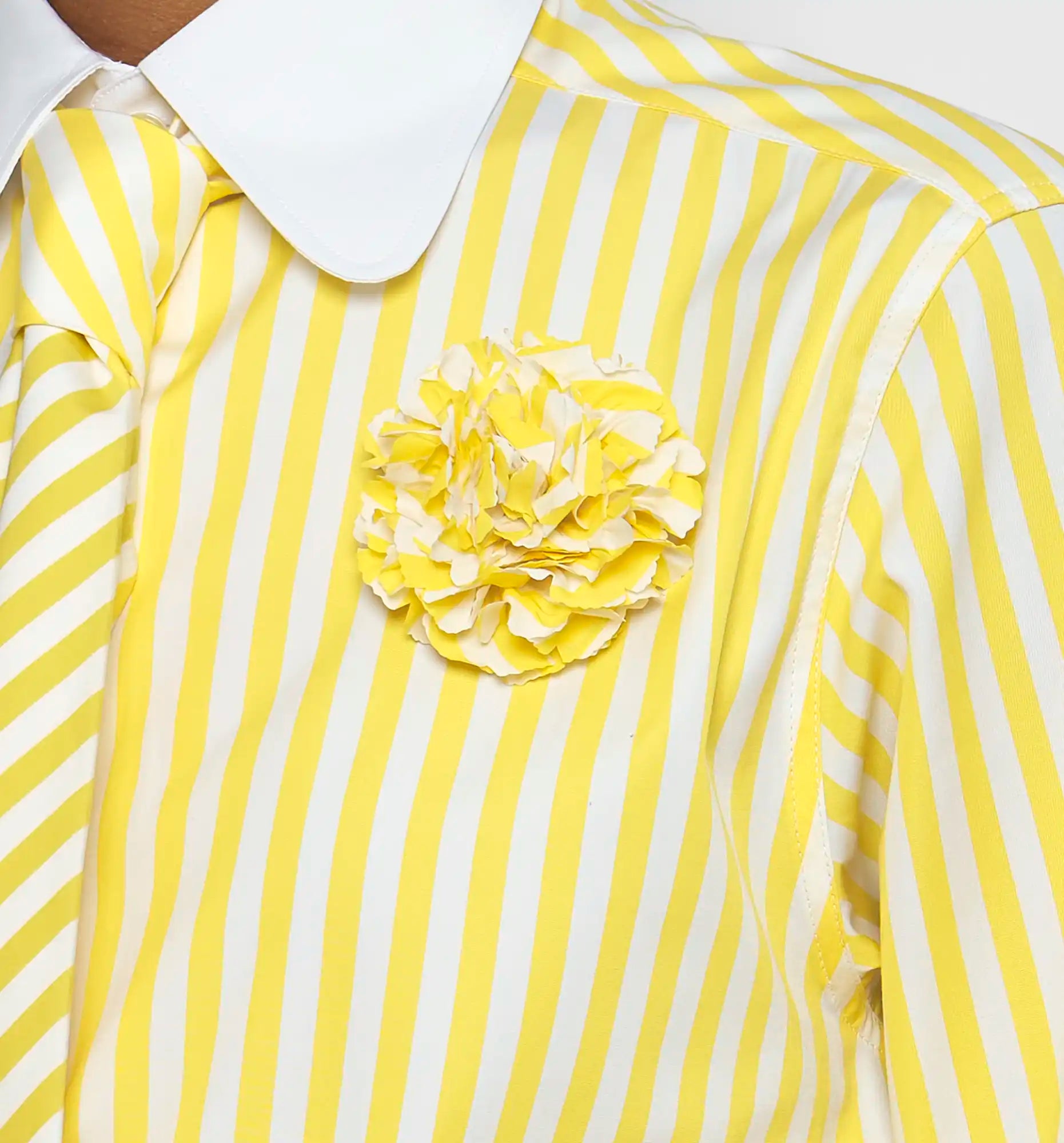 Sébline – Flower-shaped brooch in yellow striped poplin on on-model view, close-up