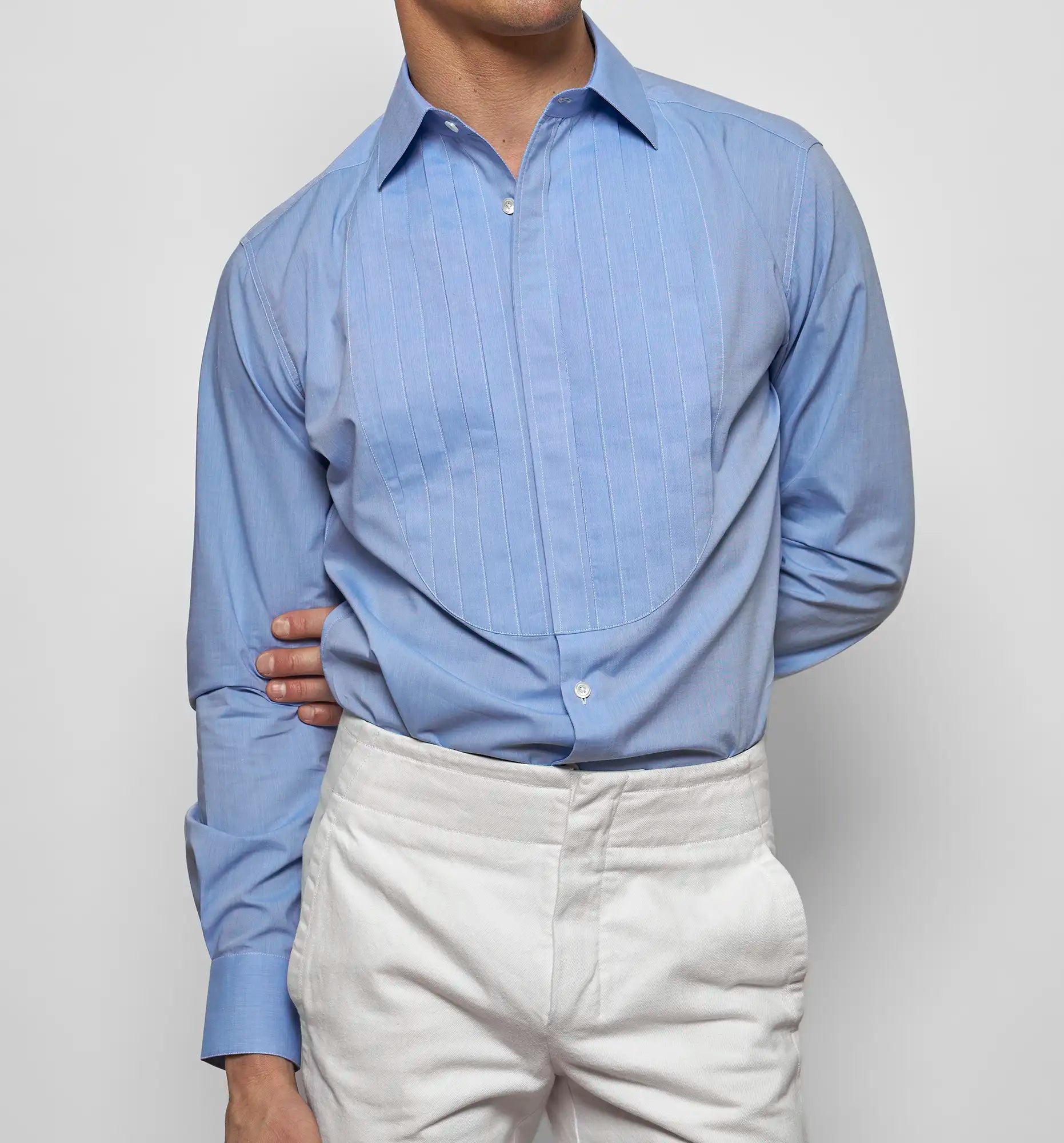 Pleated Bunny shirt in blue voile, front view with white trousers — Sébline SS26